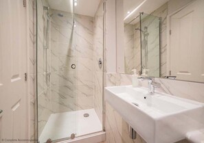 Shower, towels - Rampart View -  a house that sleeps 6 guests  in 3 bedrooms (Gosport)