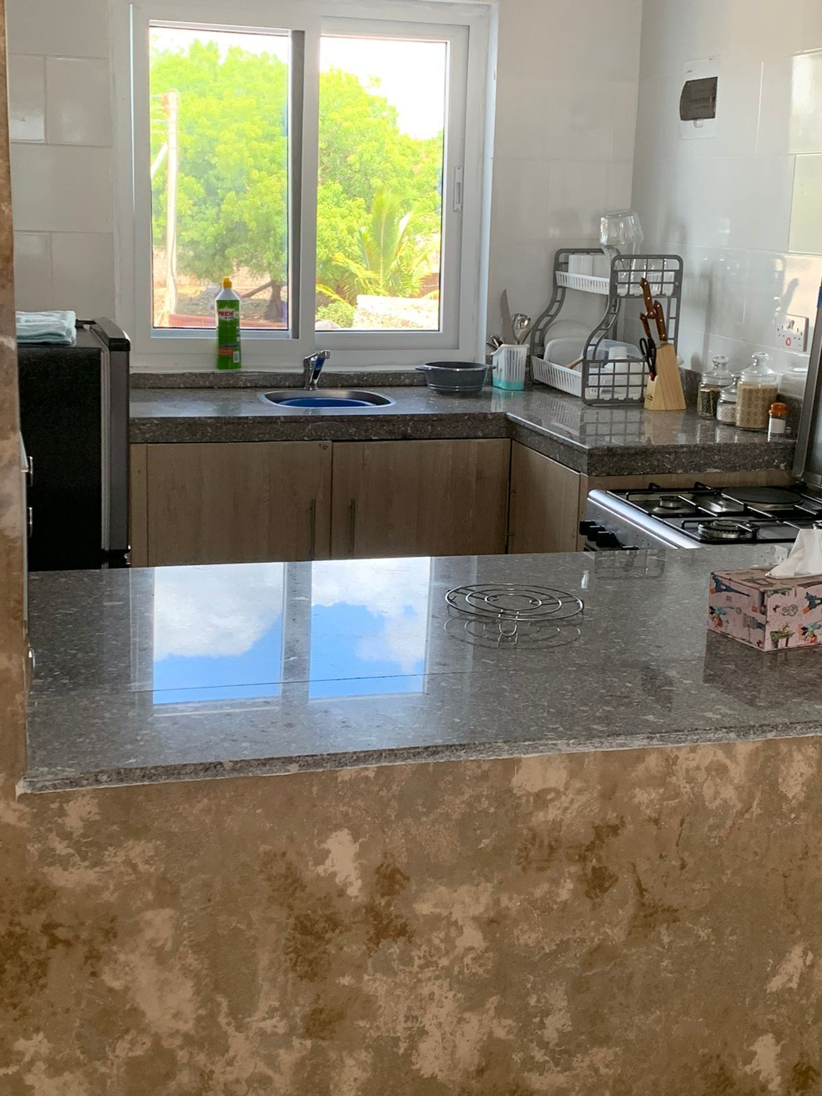 Kjøleskap, mikrobølgeovn, ovn og vannkoker