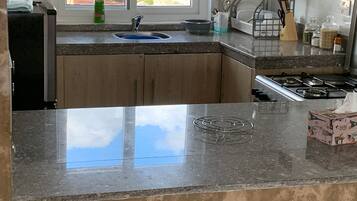 Kühlschrank, Mikrowelle, Ofen, Wasserkocher