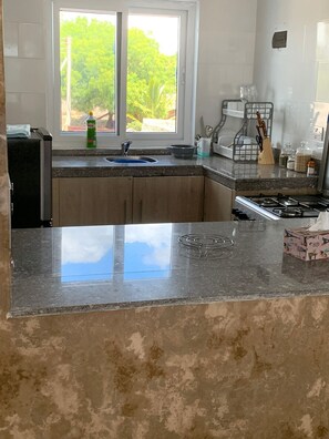 Réfrigérateur, micro-ondes, four, bouilloire électrique