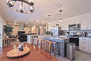 Breakfast nook / Dining Table