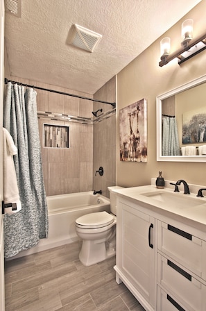 Duschwanne, Haartrockner, Handtücher, Seife