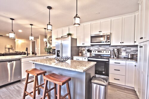 Remodeled 6 Bed, 5 bath on 15 acres!!! Owned and  Operated by a Premier Host!