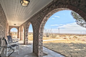 Terrace/patio - Remodeled 6 Bed, 5 bath on 15 acres!!! Owned and  Operated by a Premier Host! (Carlsbad)