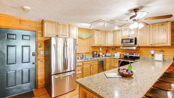 Réfrigérateur, micro-ondes, plaque de cuisson, lave-vaisselle