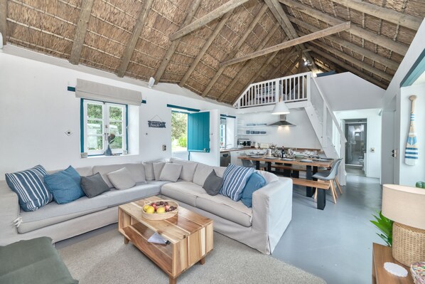 Smart-TV, peis, bordtennis og bøker