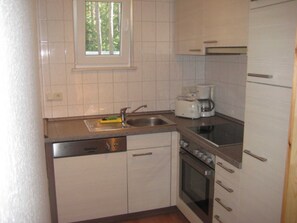 Refrigerador, horno, lavavajillas y cafetera y tetera 