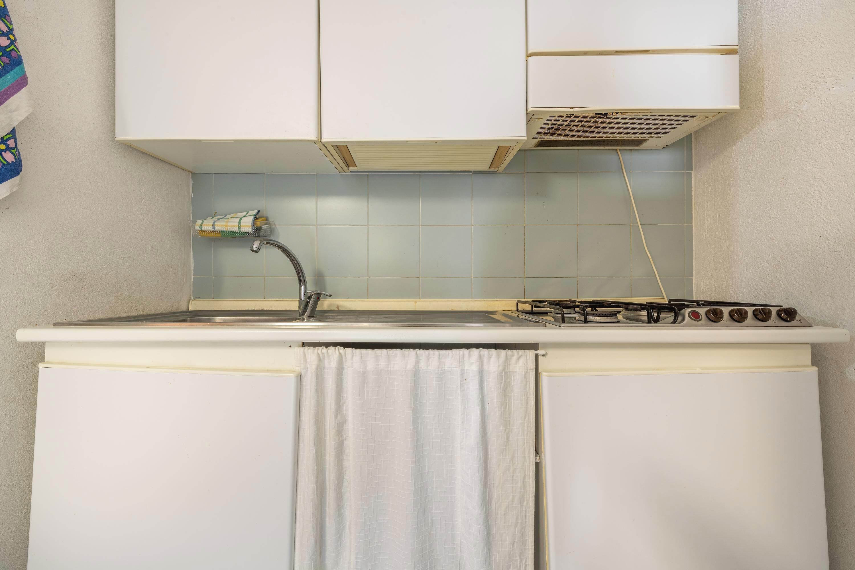 Kühlschrank, Mikrowelle, Herdplatte, Kochgeschirr/Geschirr/Besteck