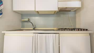 Kühlschrank, Mikrowelle, Herdplatte, Kochgeschirr/Geschirr/Besteck