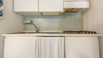 Réfrigérateur, micro-ondes, plaque de cuisson