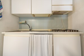 Geladeira, micro-ondas, cooktop, talheres/pratos/utensílios de cozinha