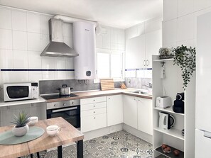 Kühlschrank, Mikrowelle, Wasserkocher mit Kaffee-/Teezubehör