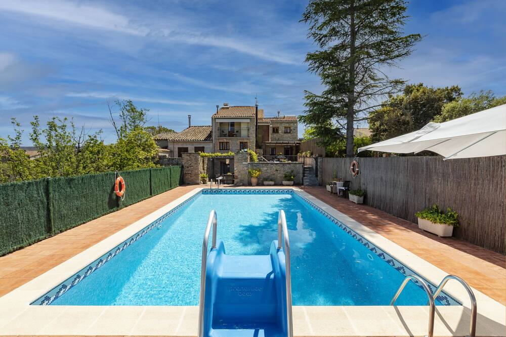 Villa '22 Sleeps Private Pool and Bbq' with Mountain View, Wi-Fi and Air Conditioning