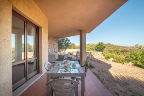 Outdoor dining - Holiday Home Villa Alice with Garden, Shared Pool & Wi-Fi (Trinità d'agultu e vignola)