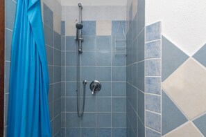 Een douche, een haardroger, handdoeken