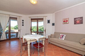 TV - Holiday Home Villa Alice with Garden, Shared Pool & Wi-Fi (Trinità d'agultu e vignola)