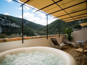 Chambre Double - Jacuzzi Privatif (Vue Gorges) | In-room safe, desk, laptop workspace, blackout drapes - Hotel Restaurant le Belvedere (Vallon-Pont-d'Arc)