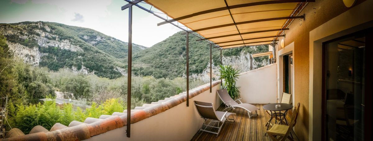 Chambre Double - Jacuzzi Privatif (Vue Gorges) | Terrace/patio