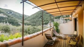 Chambre Double - Jacuzzi Privatif (Vue Gorges) | Terrace/patio