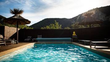 Piscine extérieure (ouverte en saison), parasols de plage