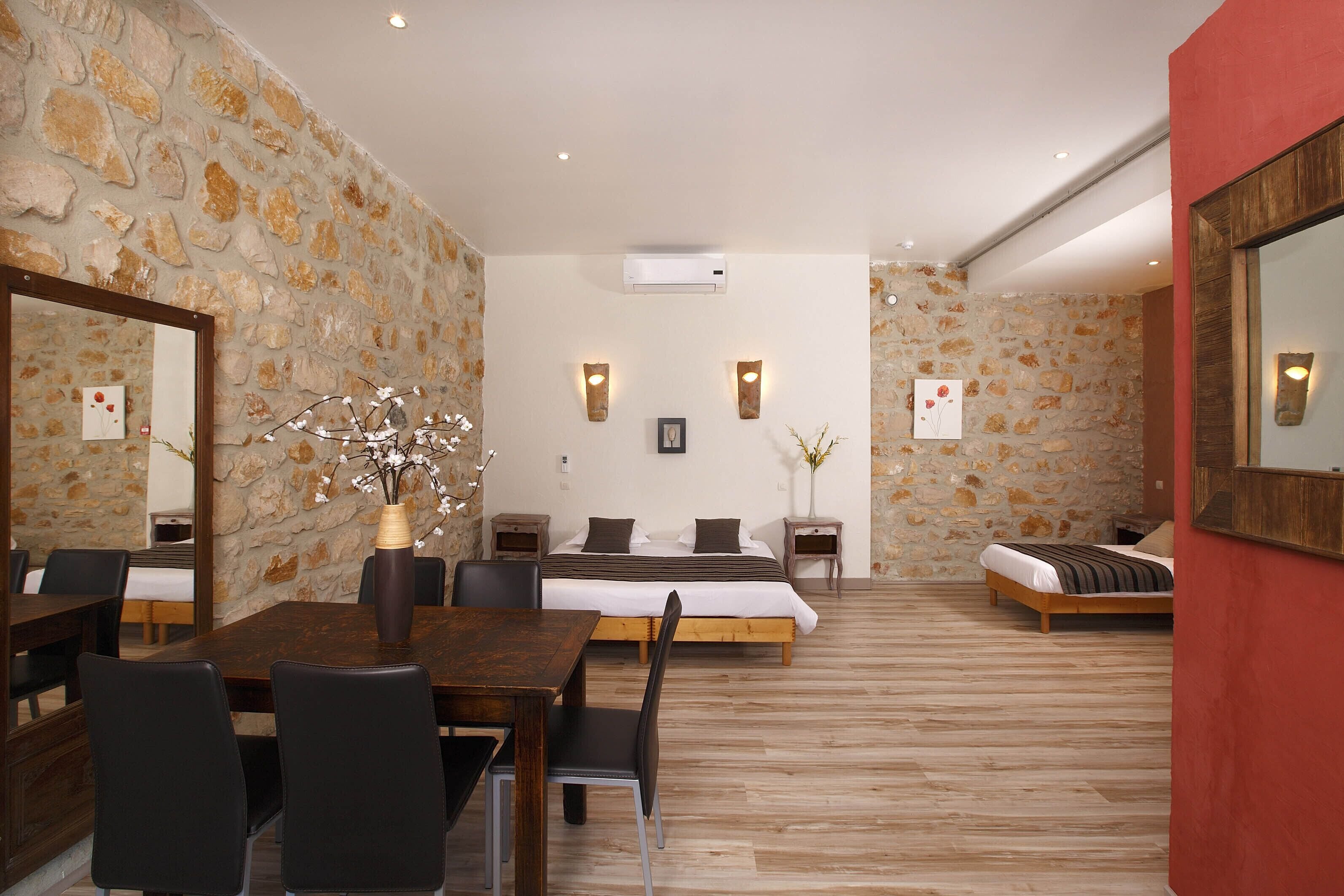 Chambre Quadruple - Jacuzzi Privatif | In-room safe, desk, laptop workspace, blackout drapes