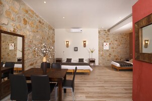 Chambre Quadruple - Jacuzzi Privatif | Caja fuerte, escritorio, espacio para trabajar con un portátil