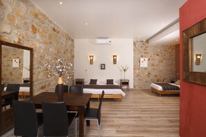 Chambre Quadruple - Jacuzzi Privatif | Värdeförvaringsskåp på rummet, skrivbord och arbetsyta för laptop