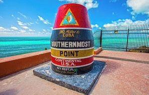 Un monument amb la inscripció "Punt més austral de la Unió Americana" i la frase "90 milles a Cuba" i "Key West, FL".