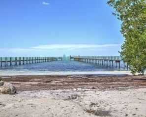 Beach nearby, sun-loungers, beach towels - 🌇 Ocean Sunset Views with Pool and Dock 🌇 (Marathon)