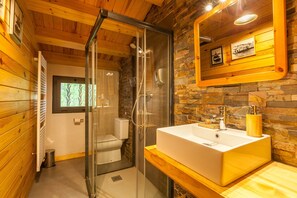 Regadera, amenidades de baño gratuitas, secadora de cabello, batas 