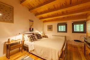 2 habitaciones, escritorio, tabla de planchar con plancha y wifi gratis 