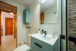 Een douche, een haardroger, handdoeken