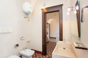 Shower, hair dryer, towels - Apartment "Hora Vona" with Sea View, Terrace, Wi-Fi, and Private Parking (Orosei)