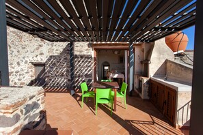 Outdoor dining - Apartment "Hora Vona" with Sea View, Terrace, Wi-Fi, and Private Parking (Orosei)
