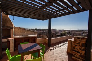 Outdoor dining - Apartment "Hora Vona" with Sea View, Terrace, Wi-Fi, and Private Parking (Orosei)