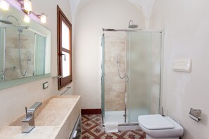 Douche, sèche-cheveux, serviettes fournies