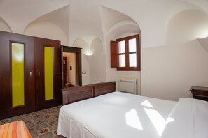 2 bedrooms, free WiFi, bed sheets - Apartment "Hora Vona" with Sea View, Terrace, Wi-Fi, and Private Parking (Orosei)