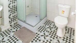 وحدات دش مع أحواض استحمام، مناشف