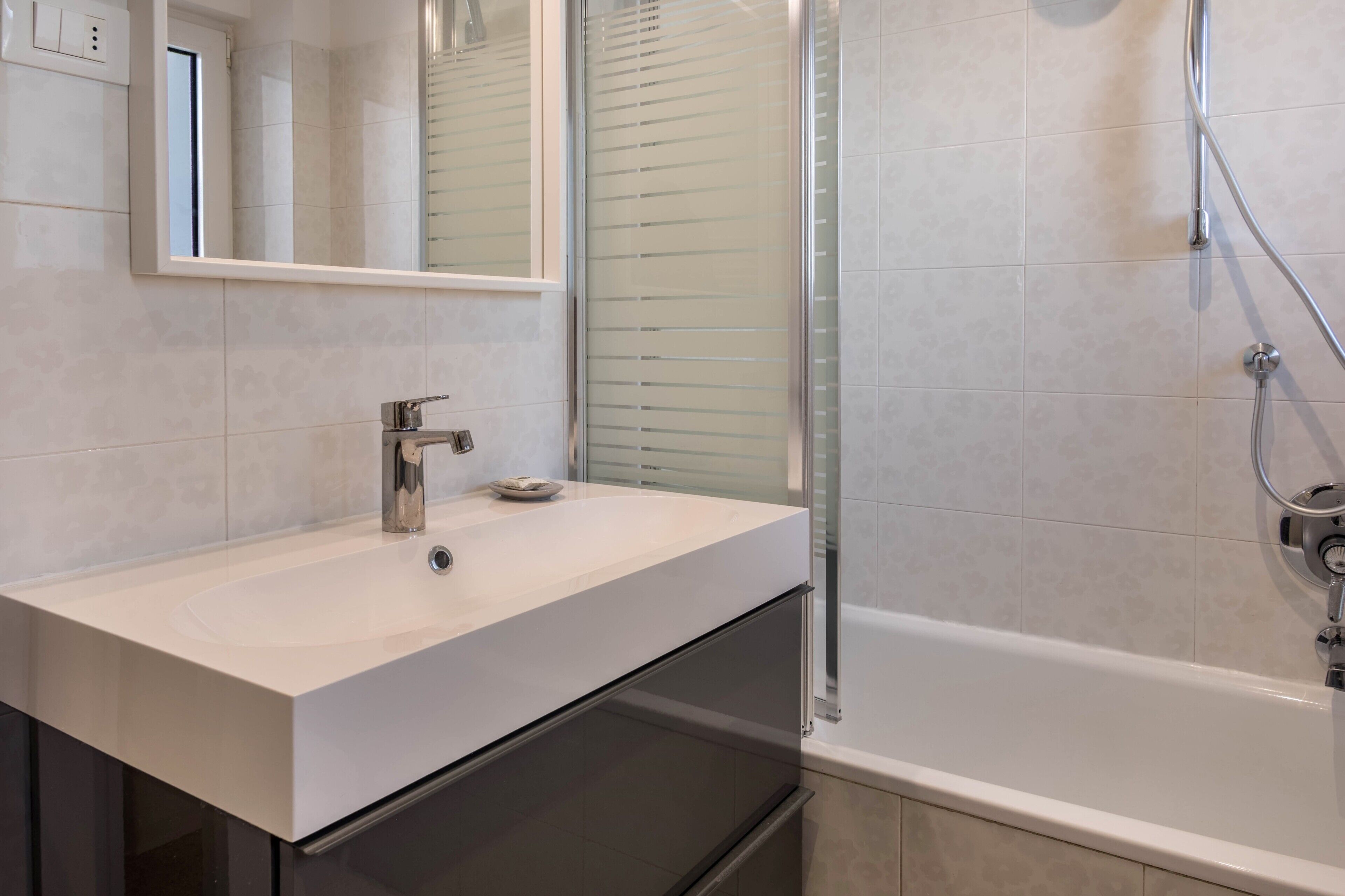 Bañera, artículos de higiene personal gratuitos y secador de pelo