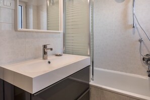 Bathtub, free toiletries, hair dryer, towels