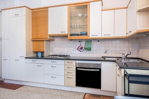 Fridge, microwave, oven, stovetop - Apartment 'Haus Villa Osvalda' with Mountain View, Balcony & Wi-Fi (Bolzano)