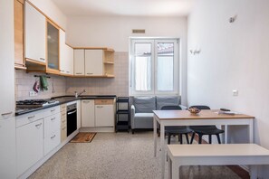 Fridge, microwave, oven, stovetop - Apartment 'Haus Villa Osvalda' with Mountain View, Balcony & Wi-Fi (Bolzano)