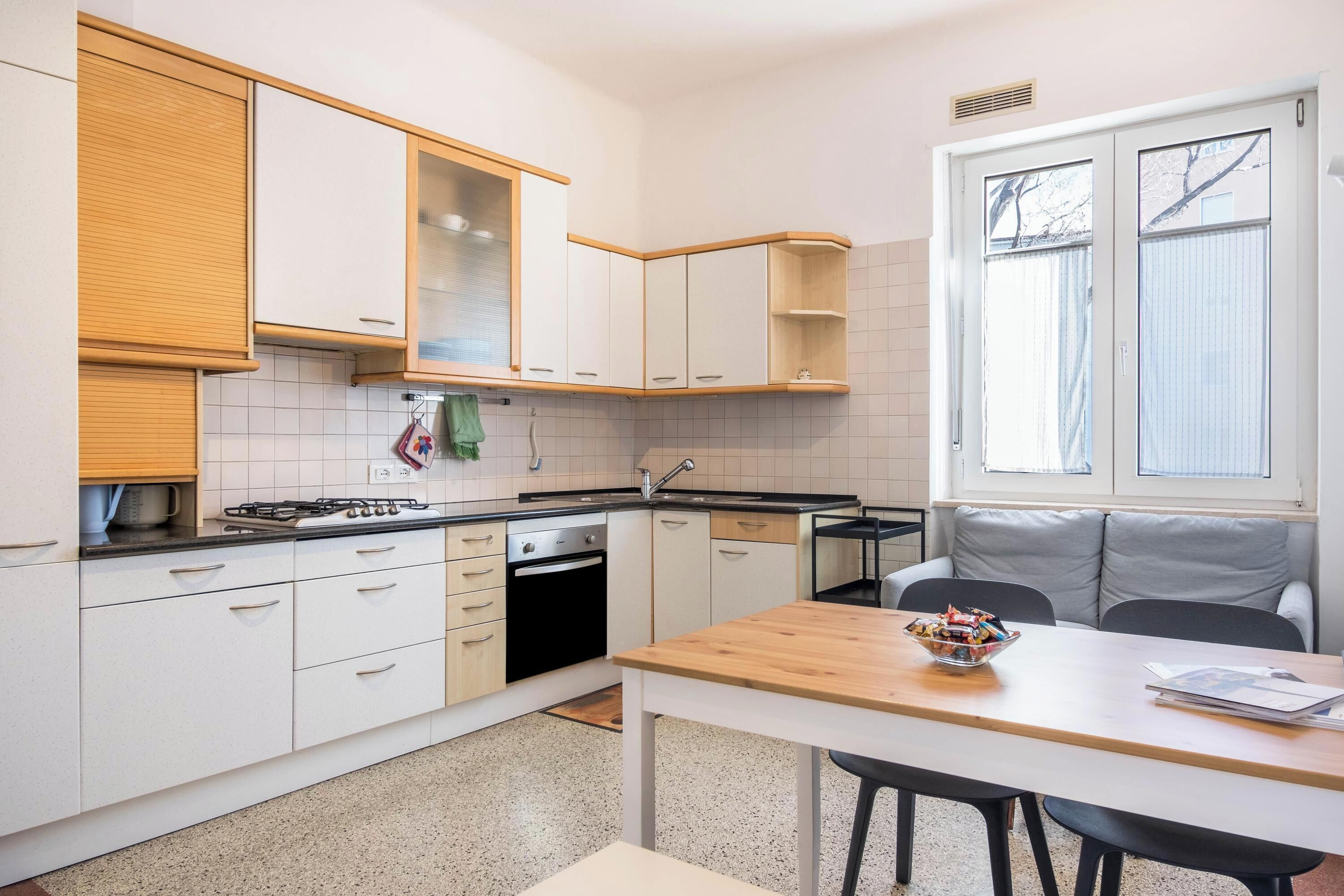 Kylskåp, mikrovågsugn, ugn och spishäll