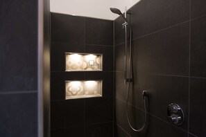 Bruser, hårtørrer, håndklæder, Sæbe