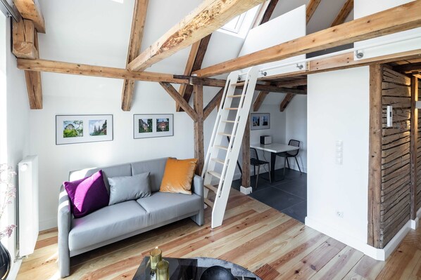 Unclassified image, 1 of 14, button