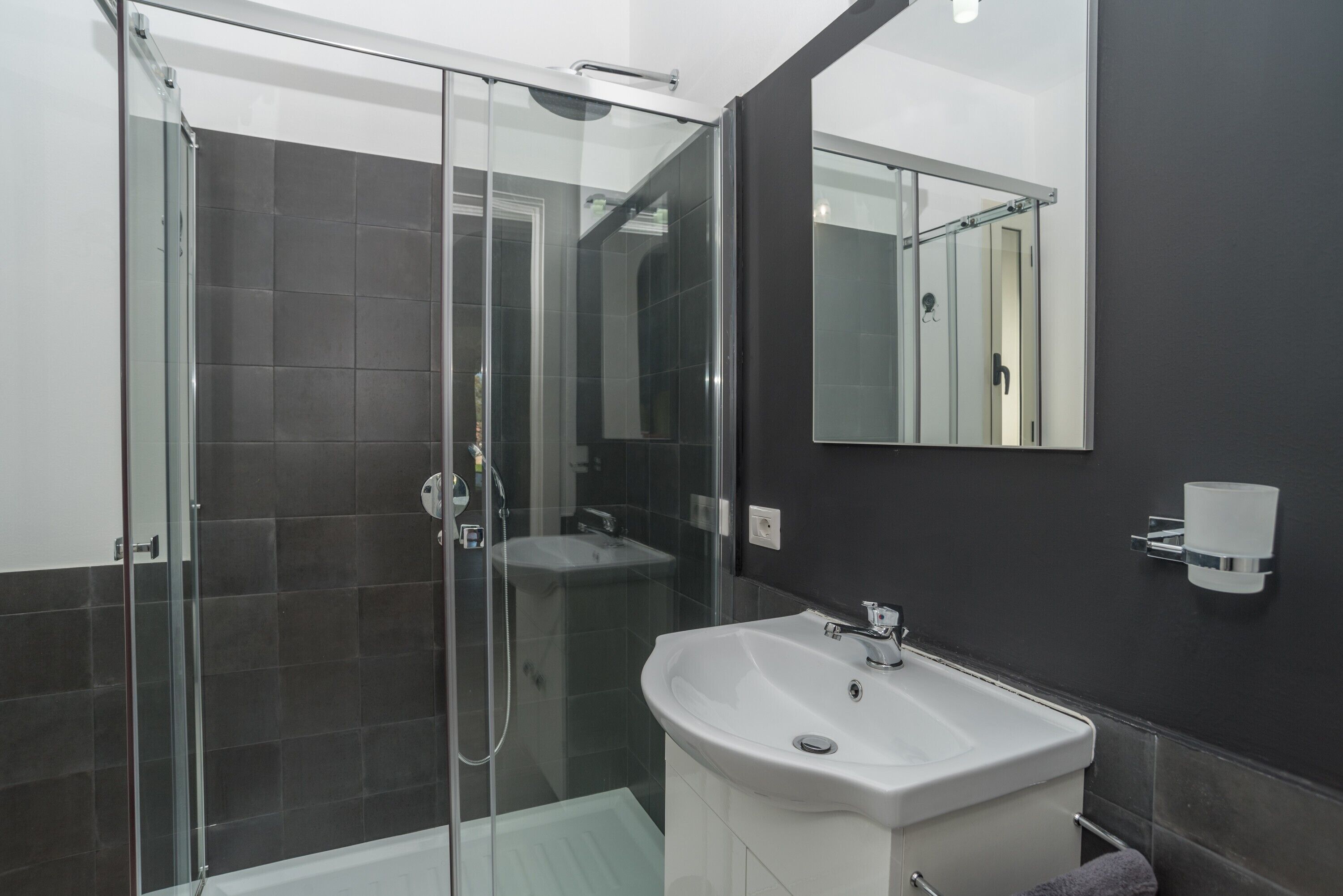 Regadera, amenidades de baño gratuitas, toallas 