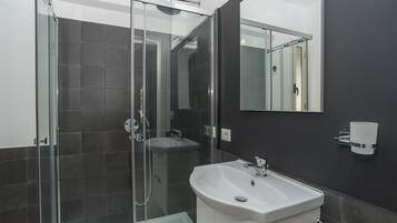 Regadera, amenidades de baño gratuitas, toallas