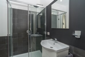 Shower, free toiletries, towels - Villa Marisa with Pool, Garden & Wi-Fi (Budoni)