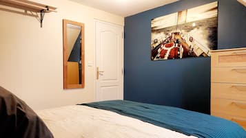 3 quartos, ferros/tábuas de passar roupa, roupa de cama