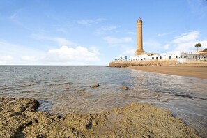 بالقرب من الشاطئ